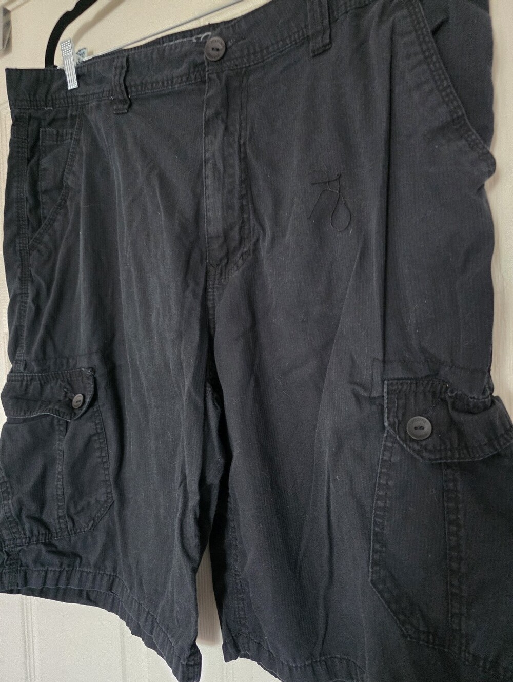SURPLUS Mens black cargo shorts feature classic utility side pockets 38